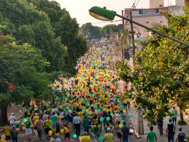 Manifestantes seguem em passeata pela Avenida Getúlio Vargas, em Cuiabá (Foto: Lislaine dos Anjos/ G1)