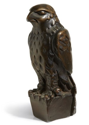 A estátua do falcão que deu nome ao filme “O Falcão Maltês” foi vendida por US$ 3,5 milhões em leilão nos EUA (Foto: Bonham’s Auction House/AP)