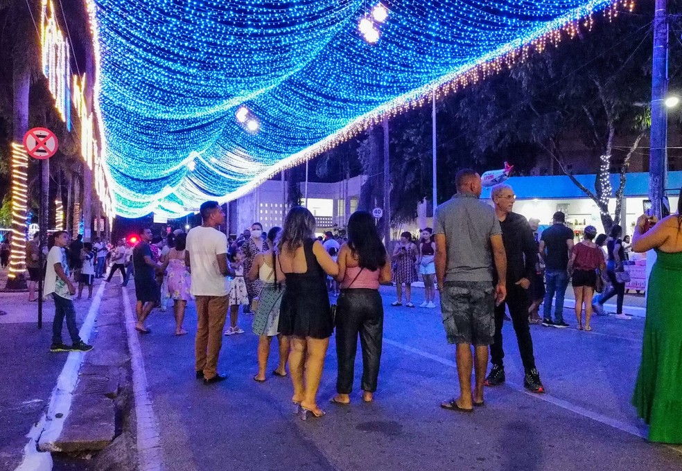 Cortina de luzes foi montada na Avenida Getúlio Vargas, em Rio Branco — Foto: Marcos Vicentti/Secom