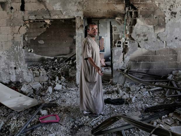 Homem observa sua casa destruída após bombardeio israelense no norte da Faixa de Gaza no dia 5 de agosto (Foto: AP Photo/Adel Hana)