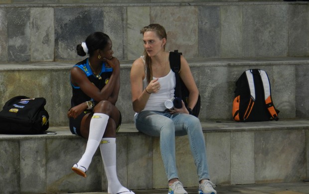 Herrera reencontra Mari no primeiro treinamento da oposta no Praia Clube (Foto: Gullit Pacielle)
