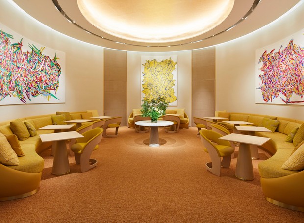 O piso superior da loja Osaka Midosuji da Louis Vuitton também acomoda o Le Cafe V, que também será supervisionado pelo chef Yosuke Suga (Foto: Divulgação/Dezeen)