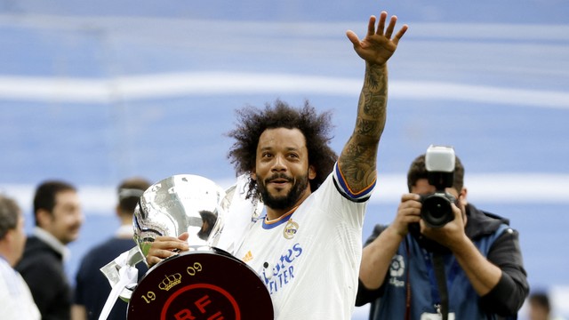 Capitão Marcelo com a taça do 35º título espanhol do Real Madrid