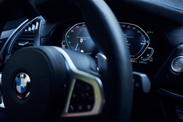 O BMW Live Cockpit Professional, com duas telas touchscreen – de 12,3”, no console central, e de 10,25” (Foto: Divulgação)