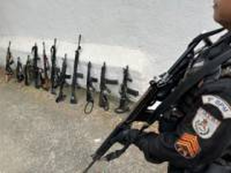 PM apreendeu 11 fuzis da guerra entre milícia e tráfico, no Campinho, na Zona Norte