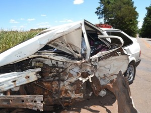 Um dos carros ficou destruído após a colisão (Foto: Clóvis Linhares/Rádio Gazeta AM 670)