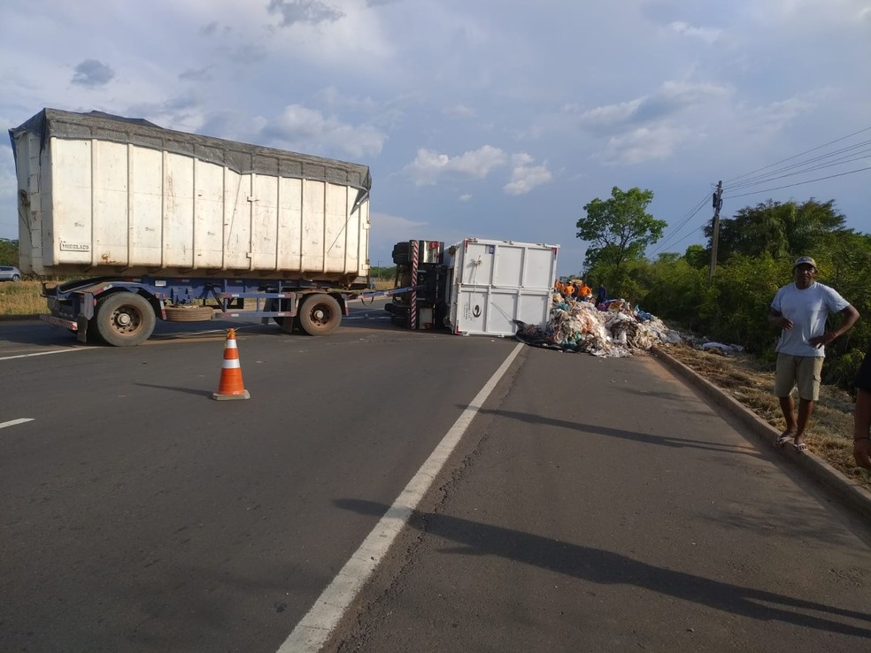 Caminhão carregado de lixo hospitalar tomba na BR-316 em Teresina — Foto: Divulgação/PRF