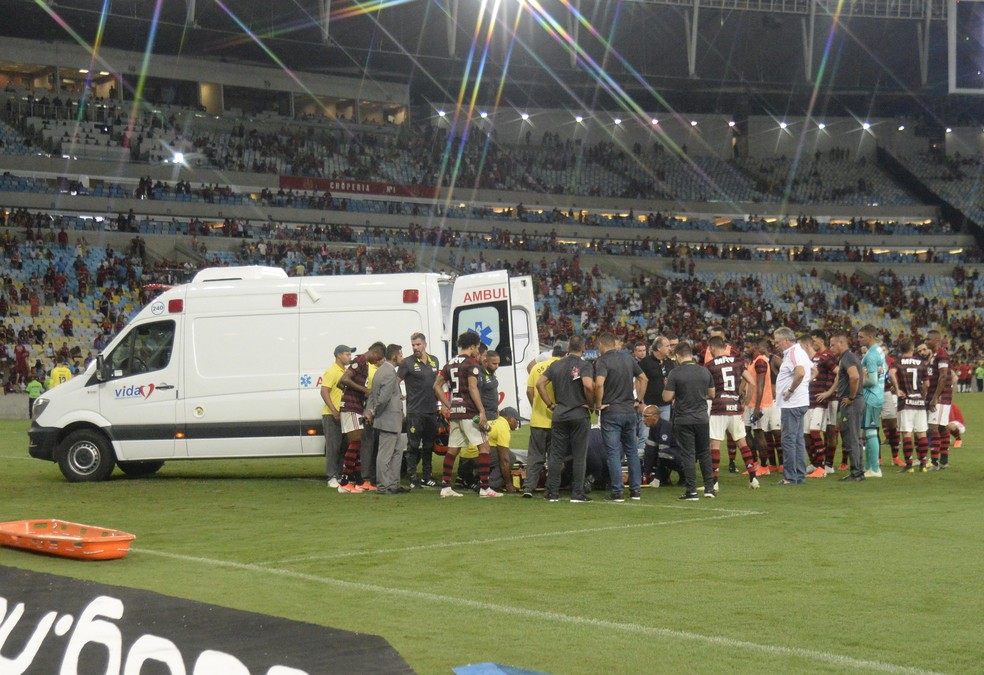 Rodrigo Caio deixa o Maracan&atilde; de ambul&acirc;ncia &mdash; Foto: Andr&eacute; Dur&atilde;o/GloboEsporte.com