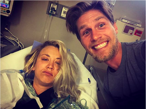 A atriz Kaley Cuoco se recuperando da cirurgia no ombro e o marido (Foto: Instagram)