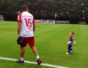 Após primeiro gol do pai, 'Carletinho' vira atração em treino do São Paulo