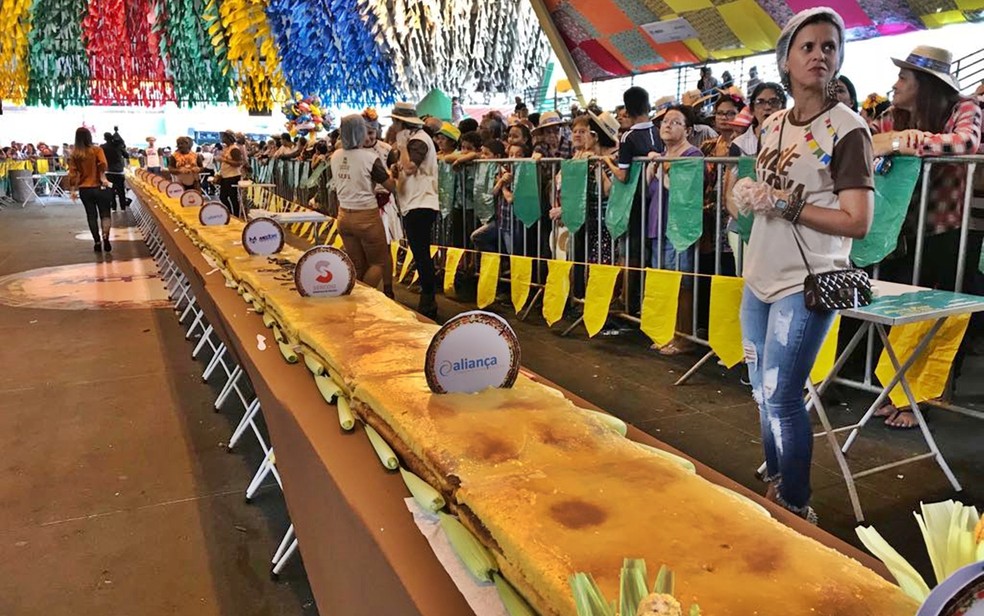 Bolo com 35 metros foi feito para comemorar 35 anos do São João de Campina Grande (Foto: Artur Lira/G1)