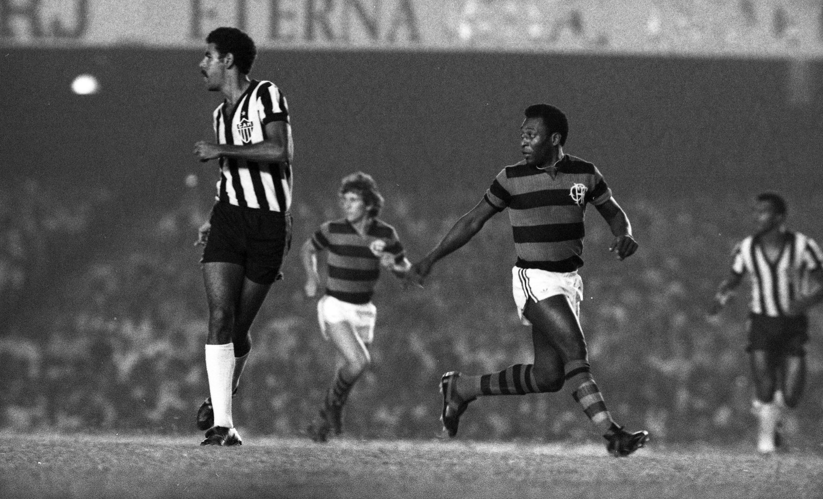 Pelé, que atuou profissionalmente apenas por dois clubes – Santos e Cosmos (Nova Iorque, Estados Unidos), vestiu a camisa do Flamengo em jogo beneficente, reforçando o time de ZicoAgência O Globo - 06/04/1979