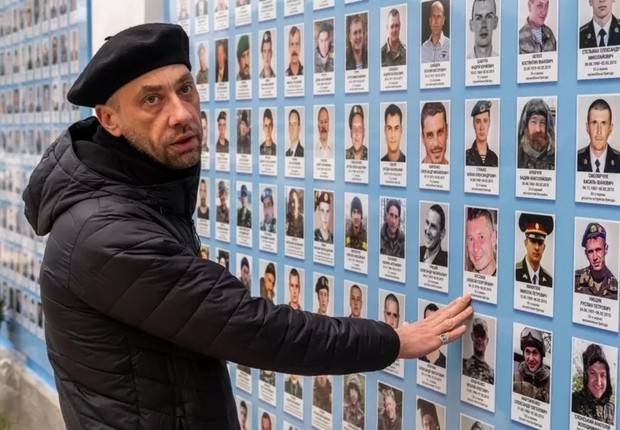 O padre Dmitriev quer que militares que se suicidaram tenham suas fotos como homenagem em mural também (Foto: Getty Images via BBC)