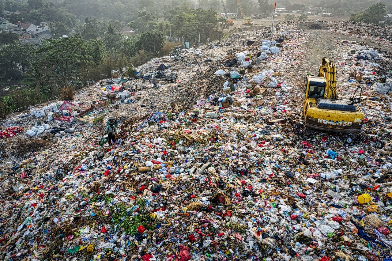 a fundação alemã Heinrich Böll produziu um relatório no fim do ano passado apontando que até 2025 a Terra pode ter um aumento de 50% na produção de plástico. Foto de lixão na Indonésia (Foto: Pexels / Tom Fisk / CreativeCommons)