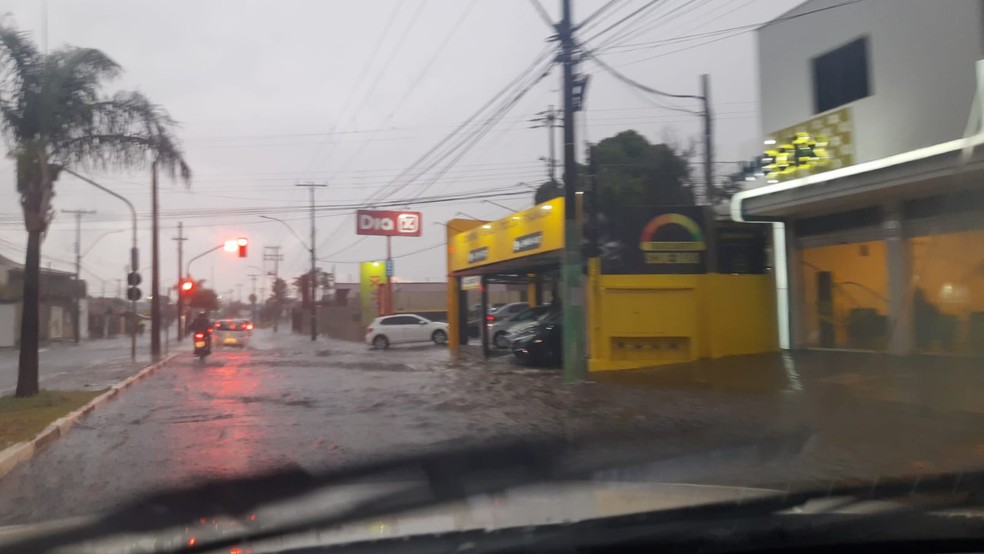 Alagamento de rua na Avenida Alberto Santos Dumont, em Araraquara — Foto: Walter Strozzi/acidadeon Araraquara