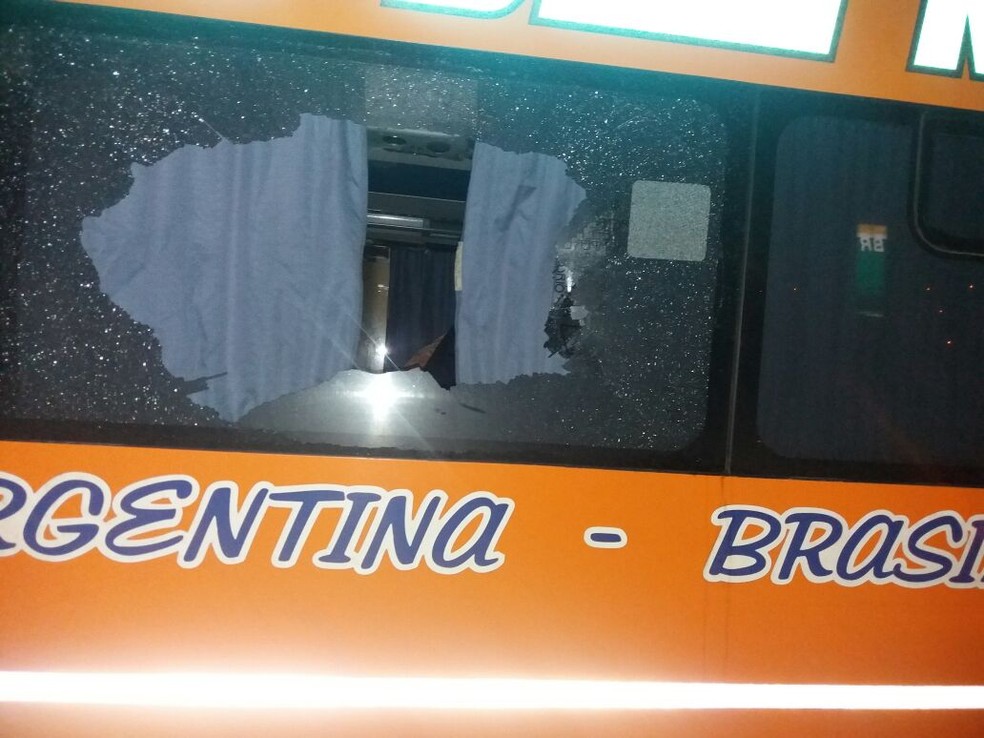 Ônibus de turismo argentino foi alvejado no Oeste de SC (Foto: PM/Divulgação)