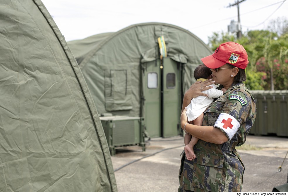 Militar segura bebê Yanomami no Hospital de Campanha em Boa Vista — Foto: FAB/Divulgação