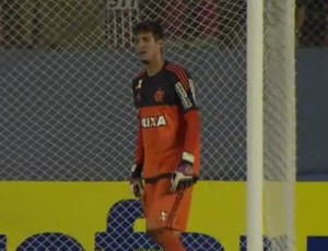 Jovem goleiro do Fla desbanca Cássio e Alisson e tem a defesa mais bonita