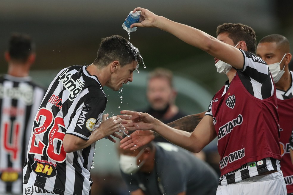 Fica frio! Nacho Fernández recebe alívio para o calor em Cuiabá; Galo vence e vai pro G-4 — Foto: Pedro Souza/Atlético-MG 