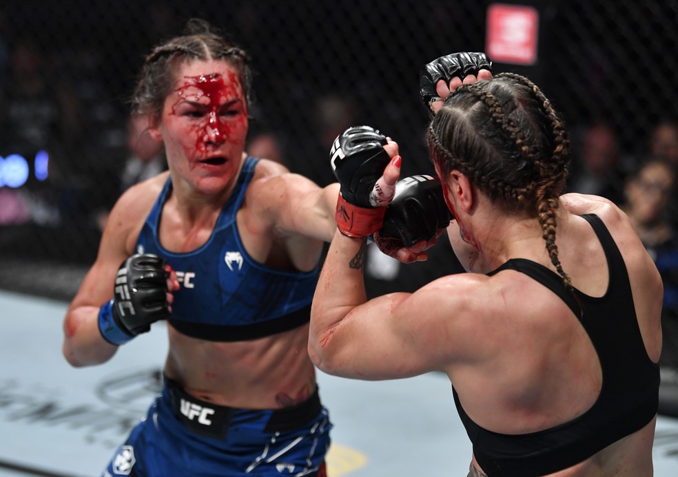 Jessica Eye teve atesta ferida em uma cabeçada acidental com Jennifer Maia no UFC 264 — Foto: Getty Images