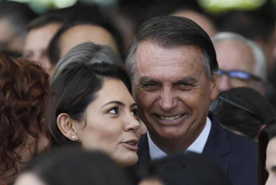Jair Bolsonaro ao lado da ex-primeira-dama, Michelle Bolsonaro