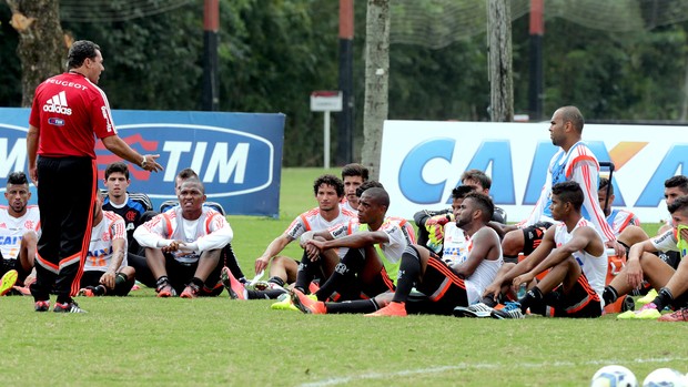 Júnior diz que Paulinho faz falta e alerta para recaídas do Flamengo