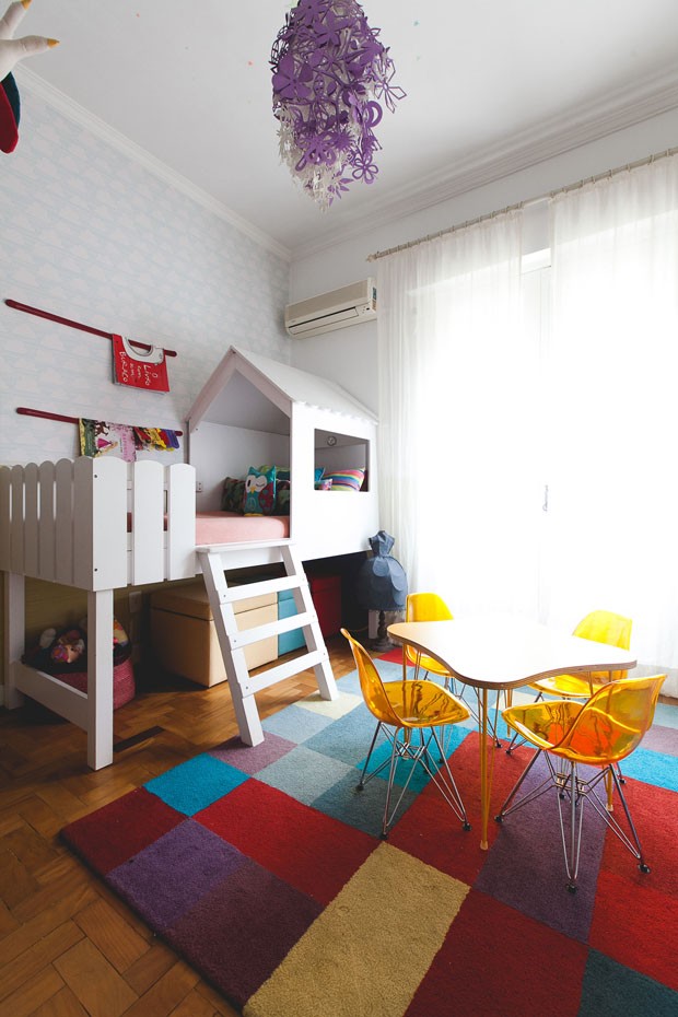 Décor do dia: quarto de menina tem cama com casinha, cercadinho e muitas cores (Foto: Divulgação)