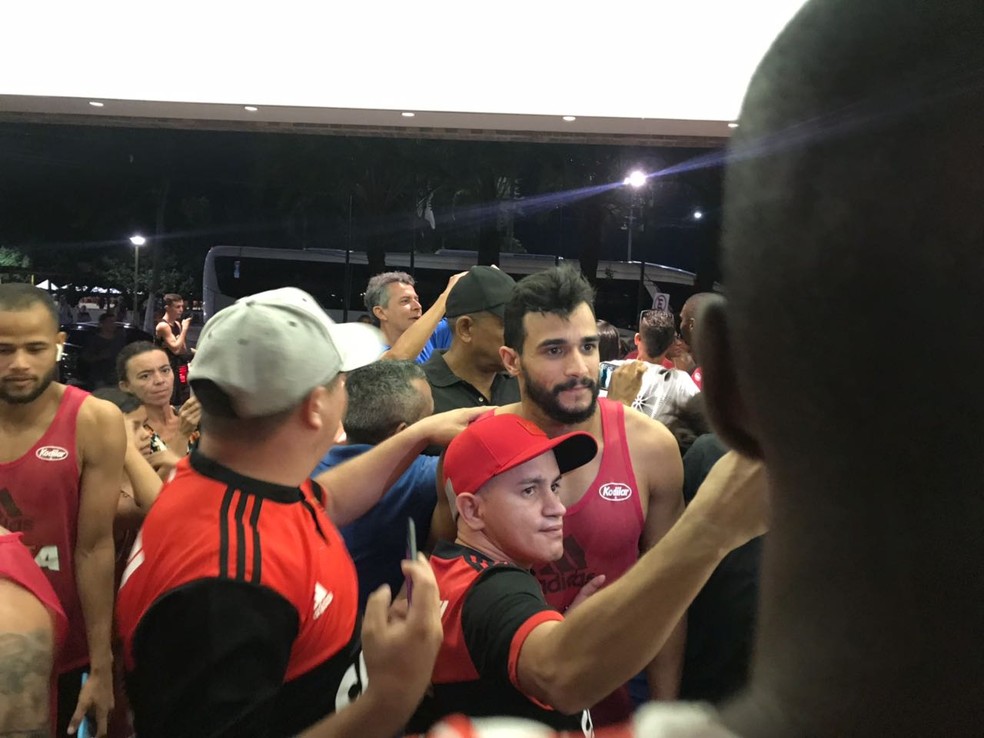 Henrique Dourado tamb�m tira foto (Foto: Cah� Mota)