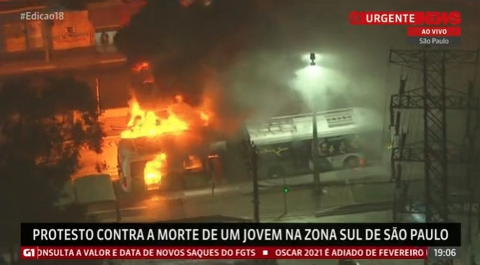 Manifestantes queimam ônibus em protesto contra morte de jovem na Zona Sul de SP. — Foto: Reprodução/GloboNews