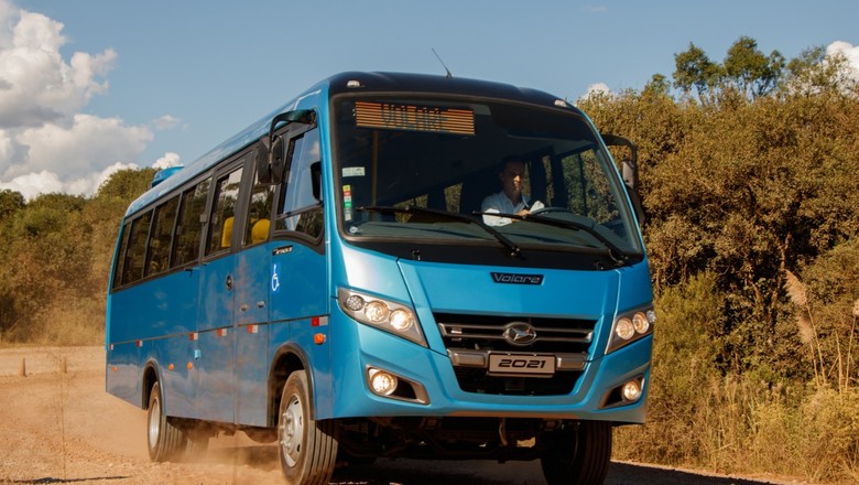 Micro-ônibus da Marcopolo em estrada de chão (Foto: Divulgação/Reuters)