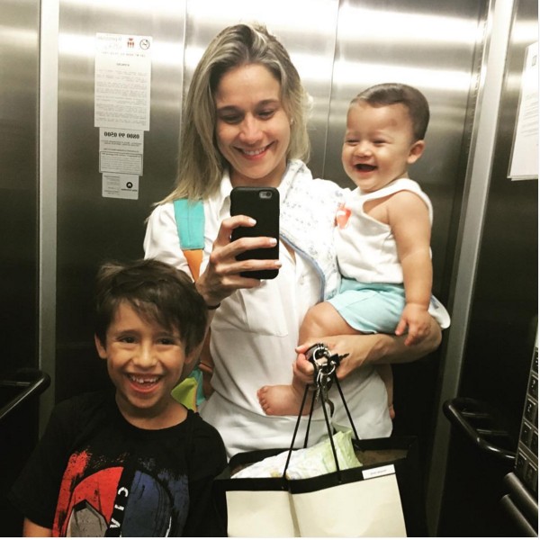 Fernanda Gentil tira foto com filhos no elevador (Foto: Reprodução/Instagram)