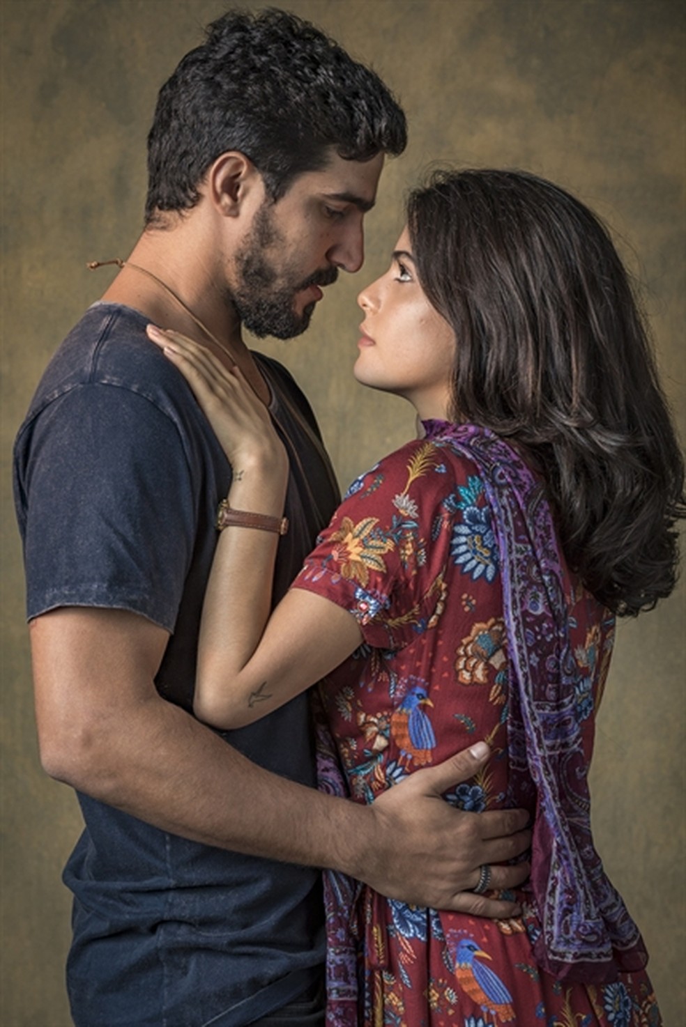 Laila (Julia Dalavia), Jamil (Renato Góes): uma nova chance para o amor  — Foto: Paulo Belote/TV GLOBO