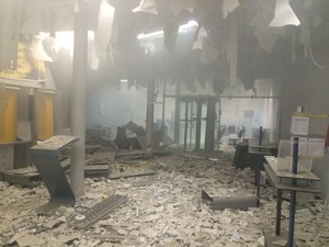 Estrutura da agência ficou parcialmente destruída após a explosão (Foto: Klebson Wanderley / Arquivo Pessoal)
