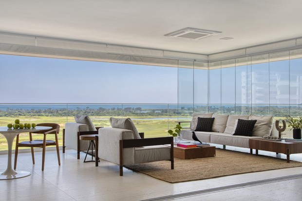 Apartamento carioca tem vista para o mar e campo de golfe (Foto: Denilson Machado, MCA Estúdio)