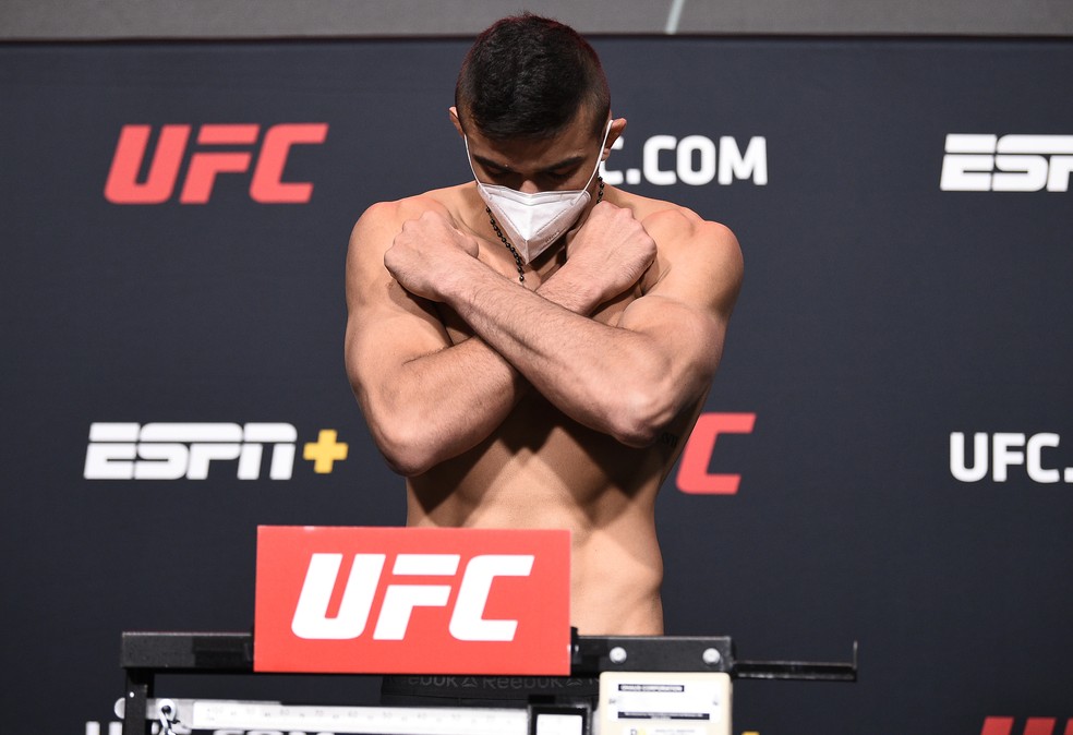 André Sergipano faz o sinal de "Wakanda Forever" ao se pesar — Foto: Chris Unger/Zuffa LLC