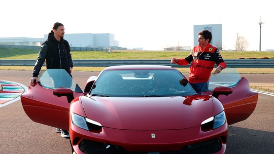 Ibrahimović testa Ferrari de 830 cv ao lado dos pilotos de F1 Leclerc e Sainz