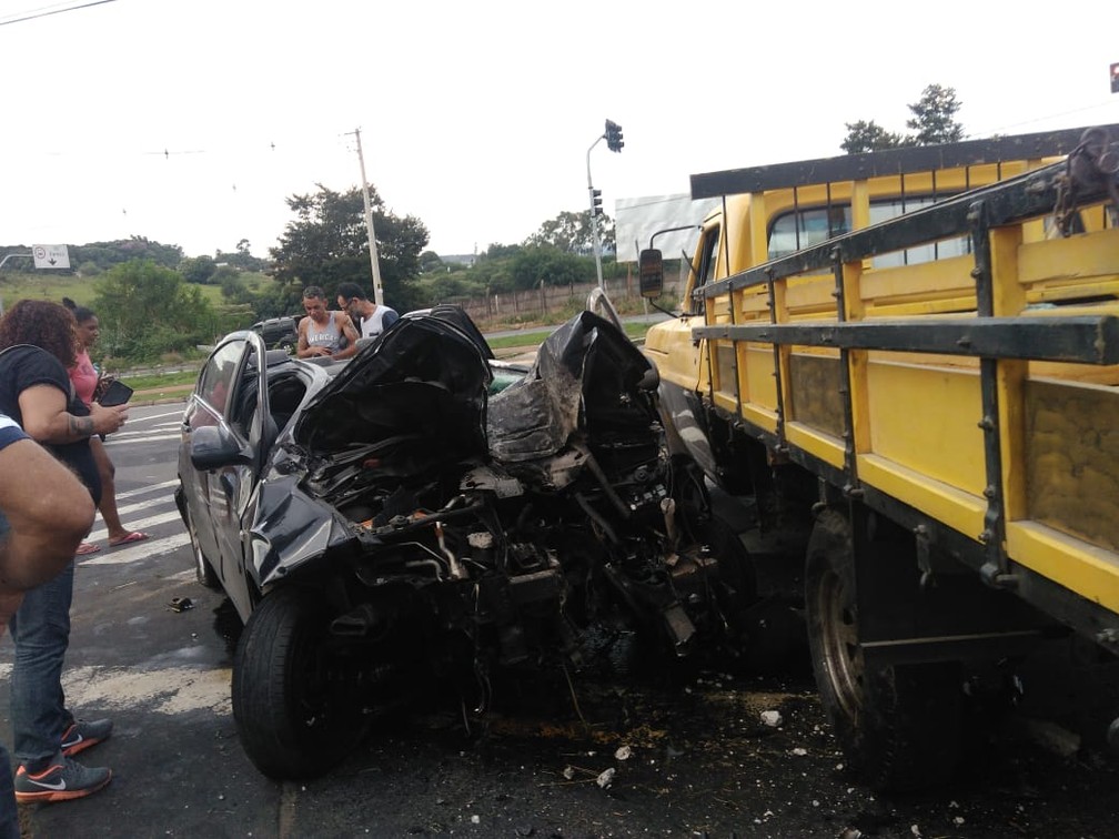 Motorista de 34 anos sofreu ferimentos e foi encaminhado ao hospital de Nova Odessa — Foto: Ademilson Vieira Teixeira/Bombeiro Civil Voluntário