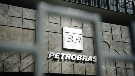 CEO da Petrobras diz que política de preços de combustíveis é assunto de governo
