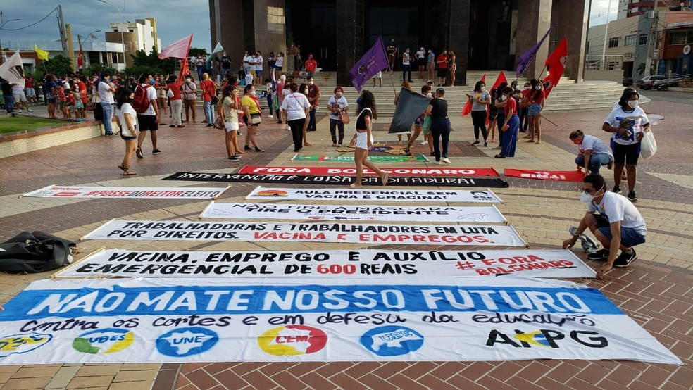 Manifestantes promovem atos contra o presidente Jair Bolsonaro em Mossoró — Foto: Iara Nóbrega/Inter TV Costa Branca