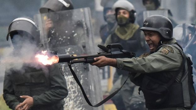 As forças de segurança do Estado venezuelano reprimiram os protestos que tomaram o país em 2014 e 2017  (Foto: Getty Images/via BBC News Brasil)