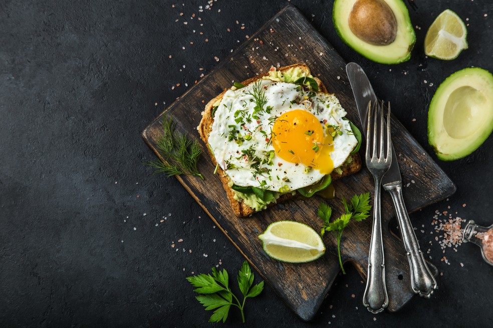 Abacate e ovos são fontes, respectivamente, vegetais e animais de triptofano, aminoácido essencial que estimula a produção da serotonina — Foto: Istock Getty Images