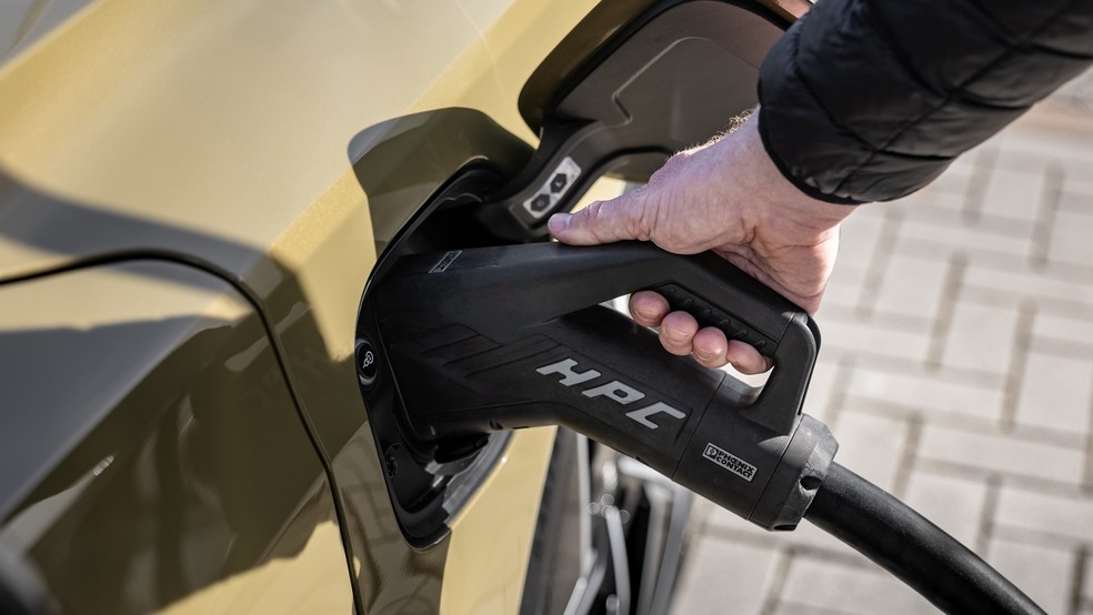 Os dois conectores de recarga têm tampa convencional, ao invés da elétrica nos Taycan topo de linha — Foto: Divulgação