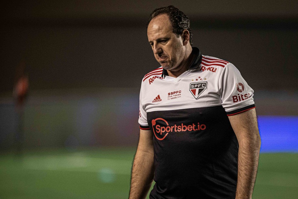 Rogério Ceni, técnico do São Paulo, no jogo contra o Atlético-GO — Foto: Isabela Azine/AGIF