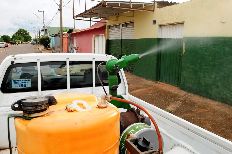 Carro do fumacê da Vigilância Sanitária do DF — Foto: Pedro Ventura/Agência Brasília