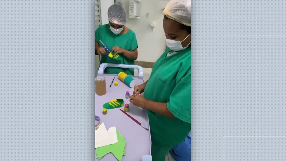 Profissionais da saúde preparam decoração de Copa em hospital da Grande Vitória — Foto: Reprodução/TV Gazeta