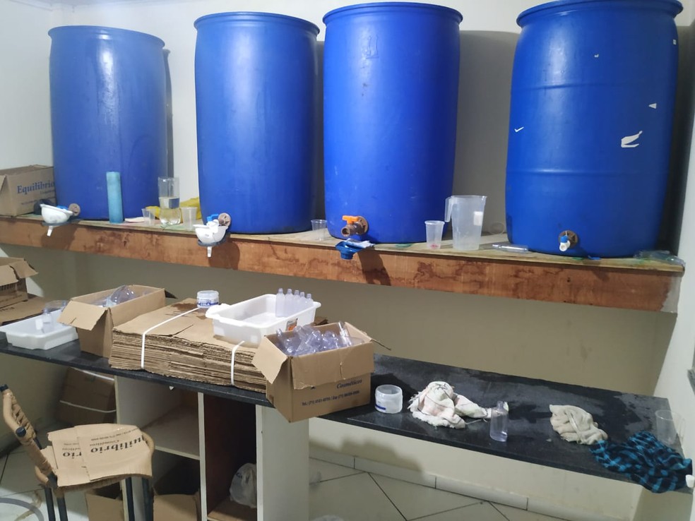 Polícia descobre fábrica clandestina de álcool em gel falso na Bahia — Foto: Divulgação/SSP-BA