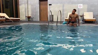 Neymar faz fisioterapia na piscina do hotel em Doha — Foto: Reprodução/CBF TV
