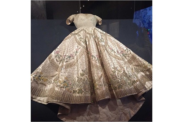 The Coronation gown by Norman Hartnell - the open exhibition design allows close viewing of the clothes (Foto: Divulgação)