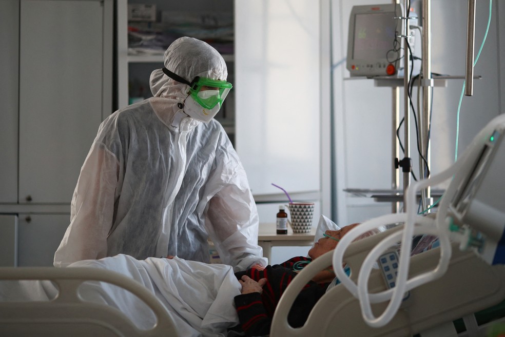 Médico especialista atende paciente com coronavírus em uma unidade de terapia intensiva (UTI) de hospital em Volgogrado, Rússia, no dia 26 de janeiro de 2022.  — Foto: Kirill Braga/Reuters