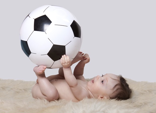 bebê; bola; futebol  (Foto: Thinkstock)